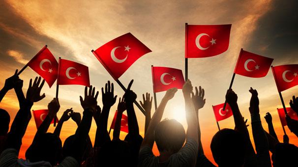 türk çocukları ve türk bayrağı